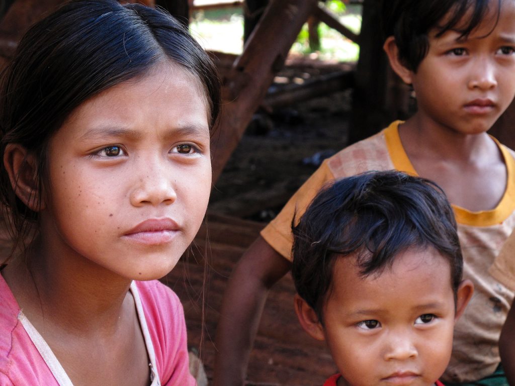 Carnets de voyage en Birmanie 2010. Sur la route du lac Inle, enfants dans un village de montagnes de l'état Shan. Photo Mathieu THOMASSET